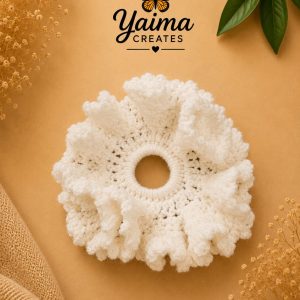 Nube – stor vit handvirkad scrunchie