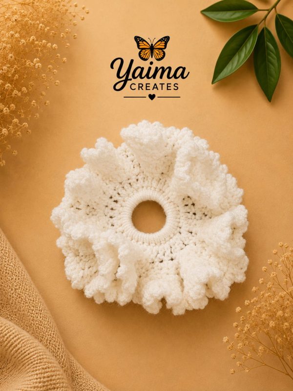 Nube – stor vit handvirkad scrunchie