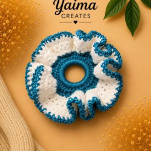 Cielo – liten vit och turkos handvirkad scrunchie