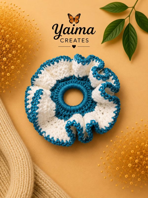 Cielo – liten vit och turkos handvirkad scrunchie