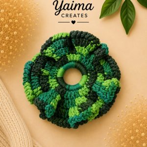 Selva – stor handvirkad scrunchie i gröna nyanser
