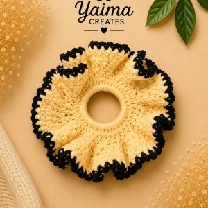 Miel – stor vaniljgul och svart handvirkad scrunchie
