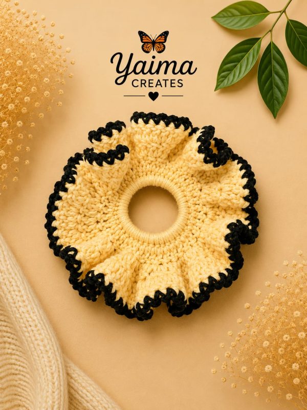 Miel – stor vaniljgul och svart handvirkad scrunchie
