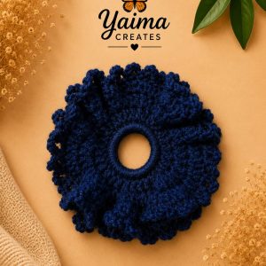 Azul – stor mörkblå handvirkad scrunchie