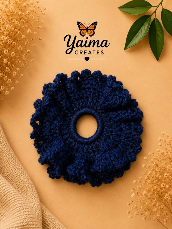 Azul – stor mörkblå handvirkad scrunchie